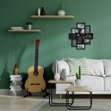 Woonkamer met groene muren, bank, gitaar, en een zwarte fotolijst-collage met 10 foto's.