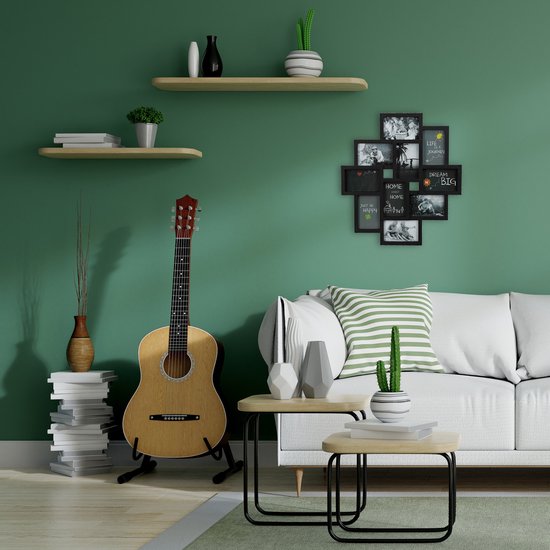 Woonkamer met groene muren, bank, gitaar, en een zwarte fotolijst-collage met 10 foto's.