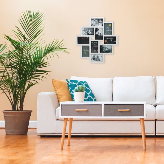 Witte fotolijst met 9 vakjes voor foto's en tekstvakken, hangend aan een muur boven een bijzettafel met een plant.