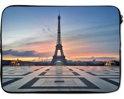 Laptophoes 13 inch - De Eiffeltoren vanaf het plein van Palais de Chaillot met zonsondergang - Laptop sleeve - Binnenmaat 32x22,5 cm - Zwarte achterkant