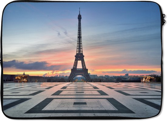 Laptophoes 13 inch - De Eiffeltoren vanaf het plein van Palais de Chaillot met zonsondergang - Laptop sleeve - Binnenmaat 32x22,5 cm - Zwarte achterkant