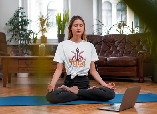 Shirt - Yoga only works if you shut up - Wurban Wear | Grappig shirt | Leuk cadeau | Unisex tshirt | Yoga | Yoga nidra | Yoga kleding | Yoga shirt | Yogamat | Wit & Zwart