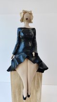 Karu-Beeld dikke dame zittend beeld -zwarte jurk-handgemaakt-klei-nederlands product- 33cm hoog-decoratie interieur-ongewoonbijzonder-kunst-uniek beeld-dikke dames