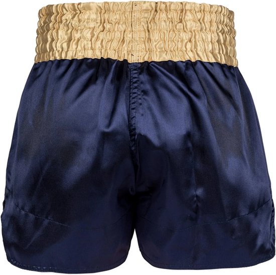 Achterkant van marineblauwe satijnen Muay Thai shorts met gouden elastische tailleband.