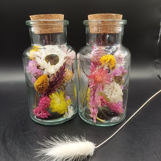 2 flesjes met droogbloemen en een kurk | decoratie | vaas | droogbloemen in fles | boeket | bloemstuk | fles met kurk | interieur | bloemen in glas | fleurig | cadeau | droogbloemen