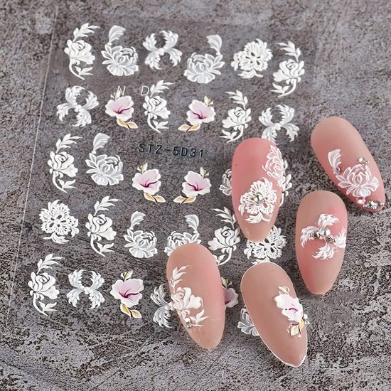Transparante sticker met witte en lichtroze 3D-bloemen, met roze nepnagels versierd met strass.
