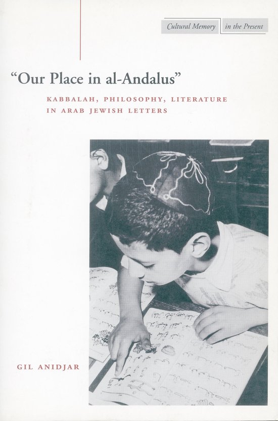 Jeune garçon portant une kippa lit un livre avec des lettres arabes.