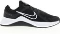 Zwarte Nike sportschoen met witte zool, witte swoosh en klittenbandsluiting.