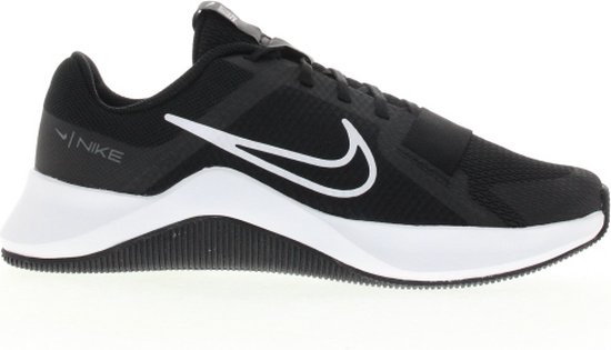 Zwarte Nike sportschoen met witte zool, witte swoosh en klittenbandsluiting.