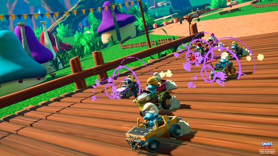 Veel Smurfen in kleurrijke karts op een houten racebaan met feestelijke versieringen.