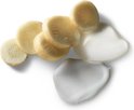 Schijfjes ginsengwortel met twee witte crèmestalen.