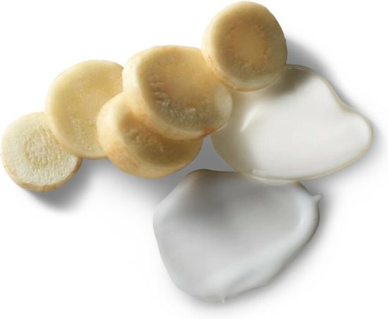 Schijfjes ginsengwortel met twee witte crèmestalen.