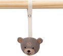 Grijze gebreide berenkop knuffel met bruine oren, hangend aan een houten stok.