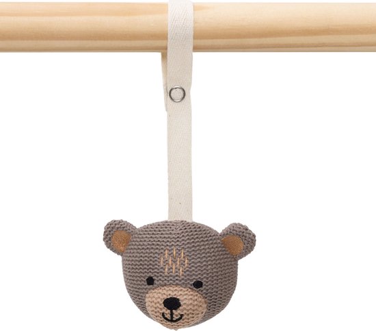Grijze gebreide berenkop knuffel met bruine oren, hangend aan een houten stok.