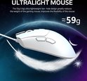 Witte ultralichte gamingmuis met witte veren, met "ULTRALIGHT MOUSE" en gewichtsaanduiding.
