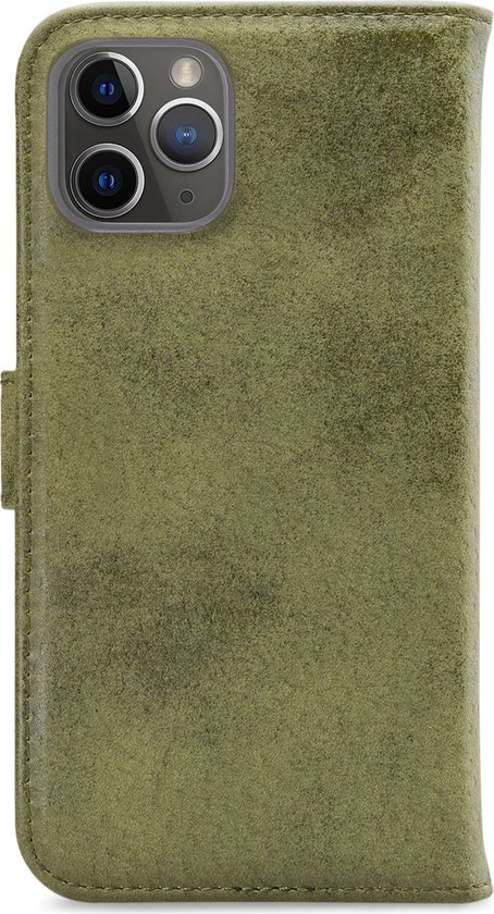 Étui de téléphone vert pour iPhone 11 Pro Max avec découpe pour triple appareil photo. Le rabat se ferme avec un bouton pression.