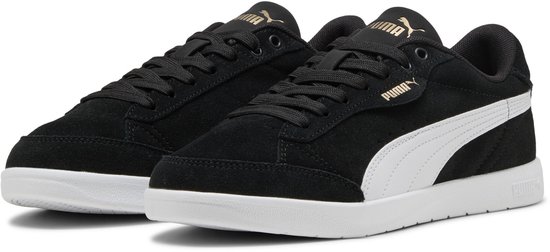 Zwarte suède sneakers met witte Puma-strepen en gouden logo's.