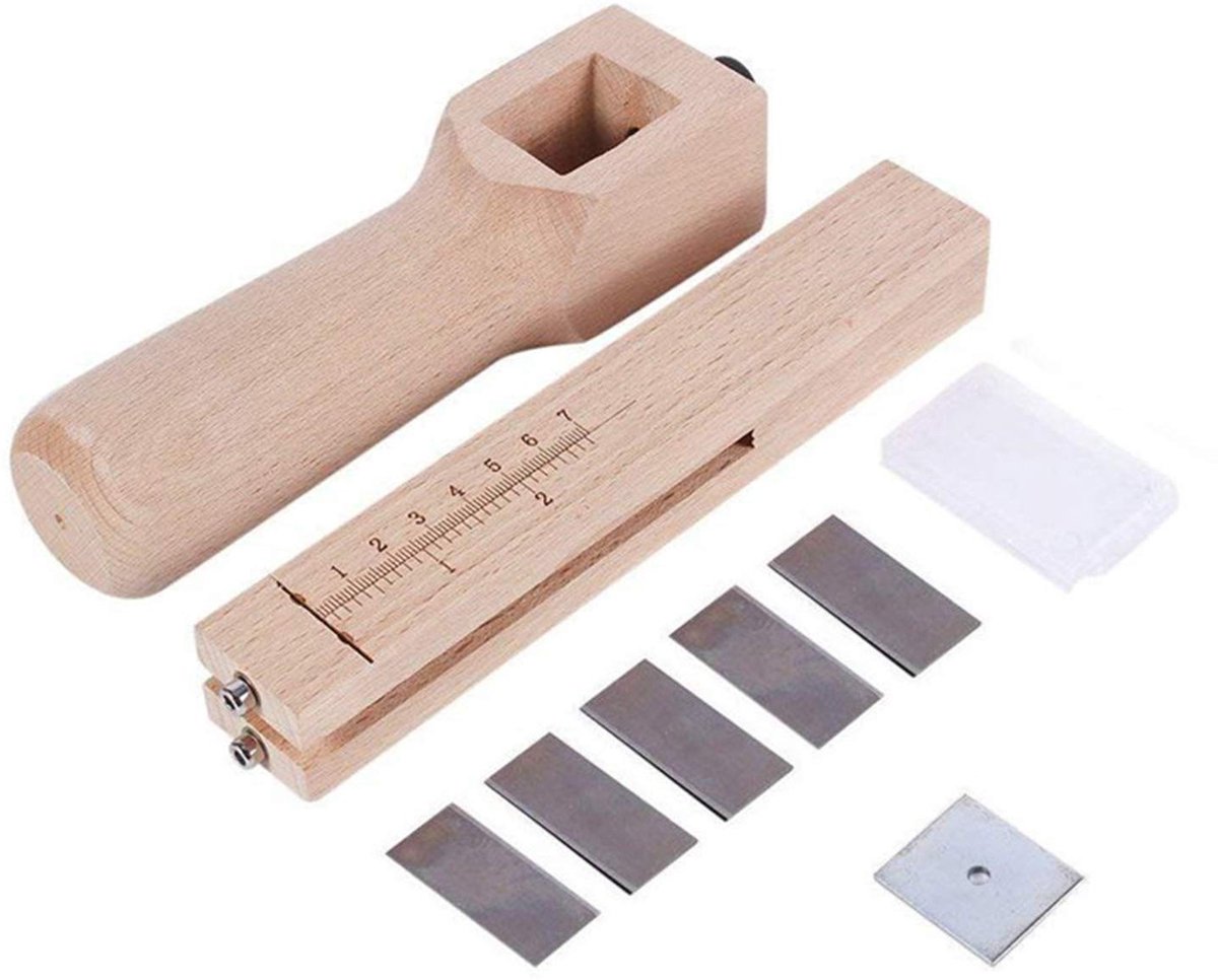 MTTproducts- Riemsnijder Verstelbaar - Houten Snijgereedschap - Lederen Ambacht - 5 Vervangende Messen - IJzeren Plaat - Gemarkeerd in Inches/Centimeter - Leer Snijgereedschap