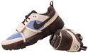 Bruine, beige en lichtblauwe sneaker met Nike swoosh, klittenband en tekst.