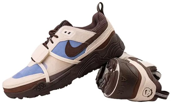 Bruine, beige en lichtblauwe sneaker met Nike swoosh, klittenband en tekst.