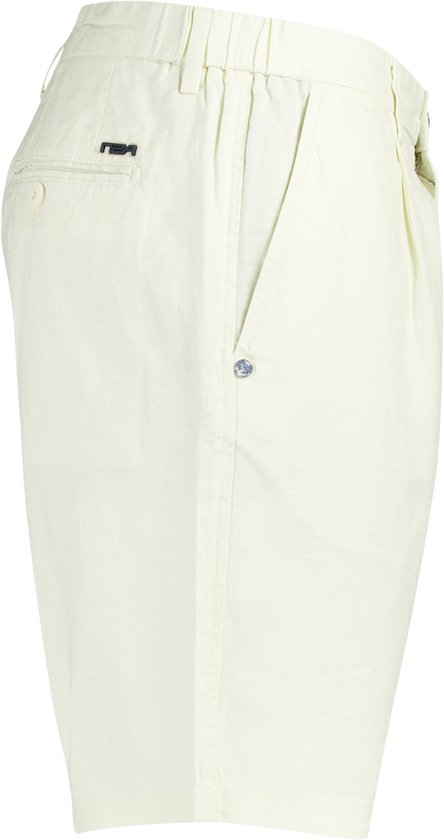 Zijaanzicht van gebroken witte chino shorts met een zijzak, logoplaats en knoopdetail.