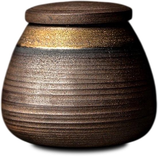 Bruine keramische mini urn met houten deksel en een gouden band rond het midden.