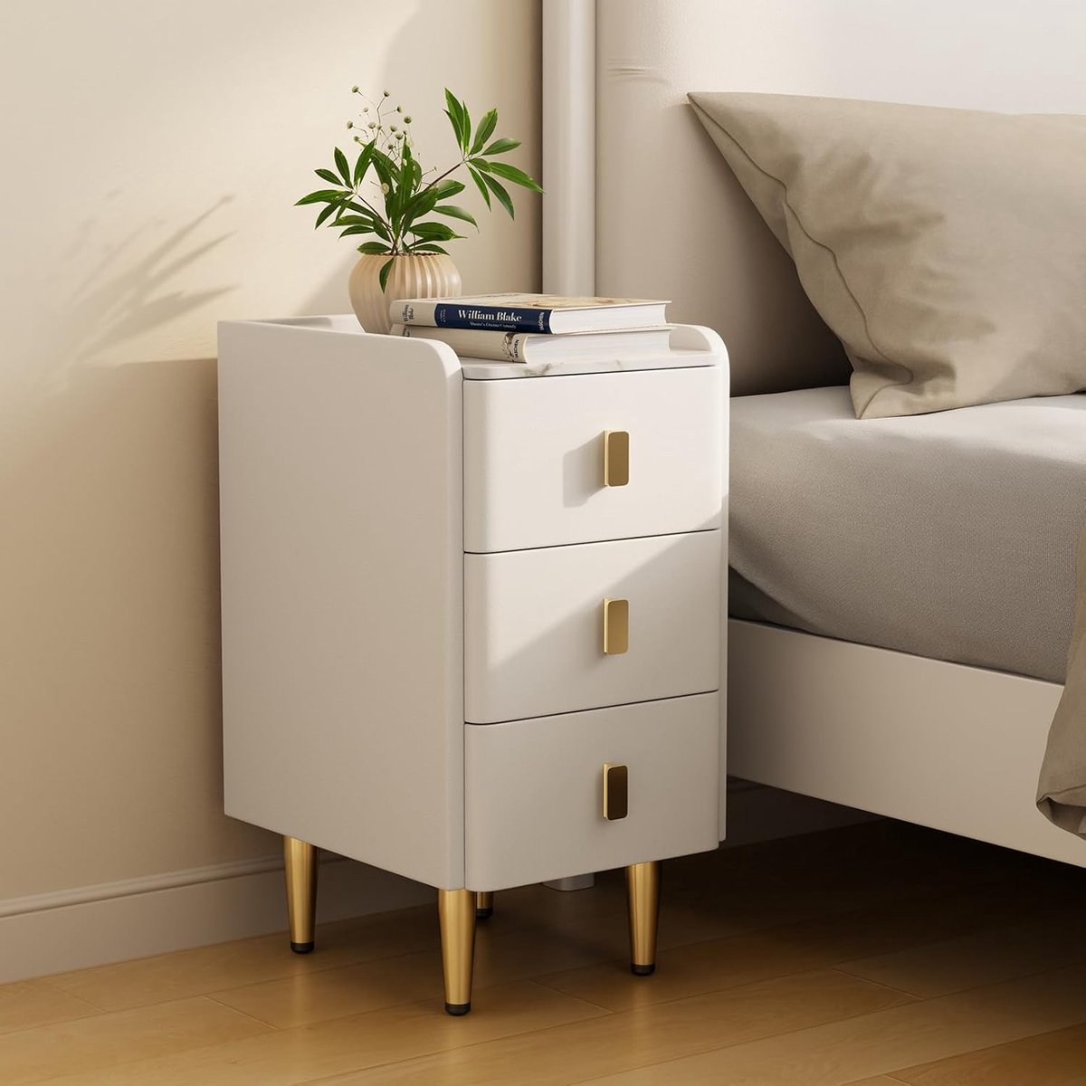 Smal Nachtkastje met 3 Laden 30x38x58 cm – Luxe Lederlook Wit Bijzettafel Nachtkast – Gouden Metalen Poten – Volledig Gemonteerd – Ruimtebesparend Design – Mobili Bella
