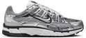 Zilverkleurige Nike P-6000 sneaker met zwarte Nike swoosh en witte veters.