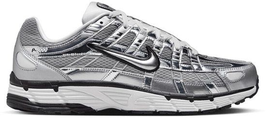 Zilverkleurige Nike P-6000 sneaker met zwarte Nike swoosh en witte veters.
