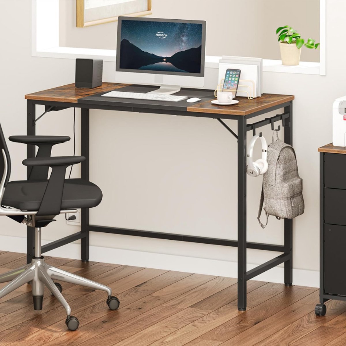HOOBRO Bureau/Computertafel/Home Office Tafel met Oplaadstation Tweekleurig Tafelblad 3 Haken Industrieel Metalen Frame voor Studiekamer Woonkamer Retro Bruin Zwart