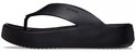 Tong compensée noire Crocs avec assise plantaire moulée, semelle plate et logo discret.