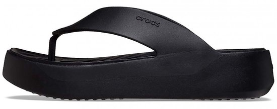 Tong compensée noire Crocs avec assise plantaire moulée, semelle plate et logo discret.