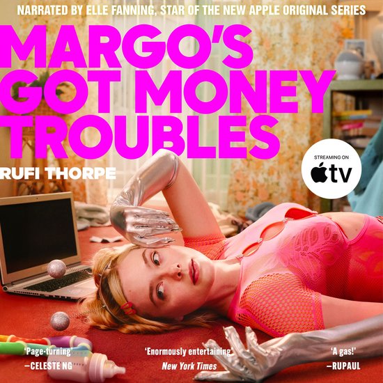 Elle Fanning allongée sur le côté dans un haut rose en résille et des gants argentés, avec le texte "Margo's Got Money Troubles" au-dessus.