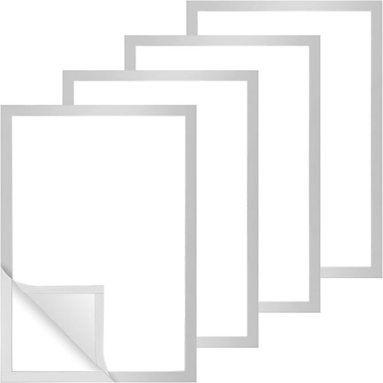 Zilverkleurige fotolijsten op een rij, met witte kaarten, een hoekje van de voorste lijst is omgeslagen.