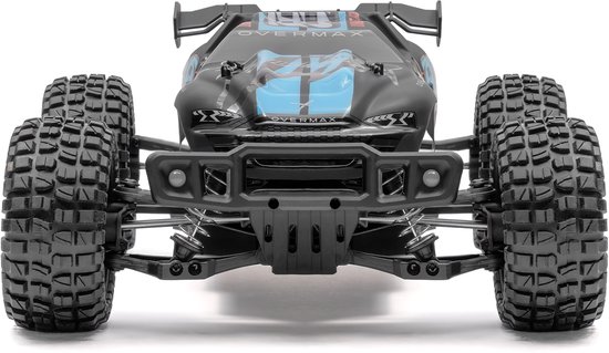 Vooraanzicht van zwarte RC monster truck met grote off-road banden en blauwe accenten op de motorkap.