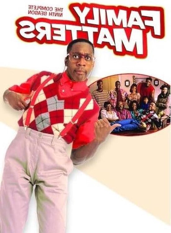 Steve Urkel in rood Argyle-vest en lichtroze broek. Cast van Family Matters op de achtergrond.