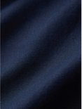 Close-up van de donkerblauwe katoen-linnen stof met een subtiele textuur.