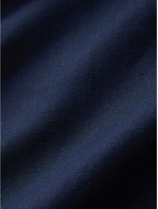 Close-up van de donkerblauwe katoen-linnen stof met een subtiele textuur.