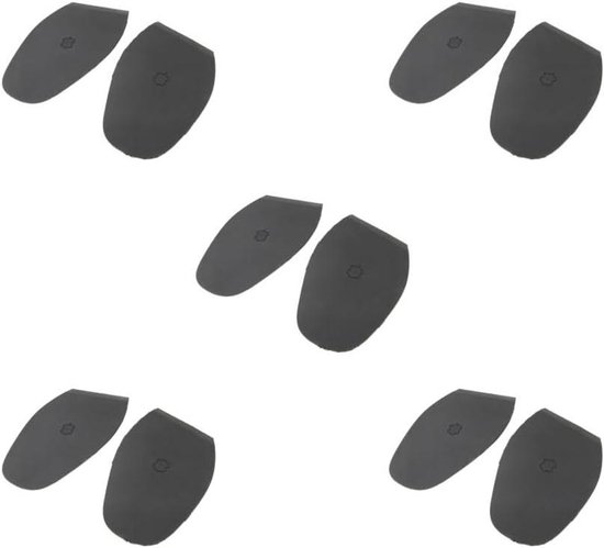 Vijf paar zwarte rubberen schoenzolen met ribbelpatroon en een ster-logo in het midden.
