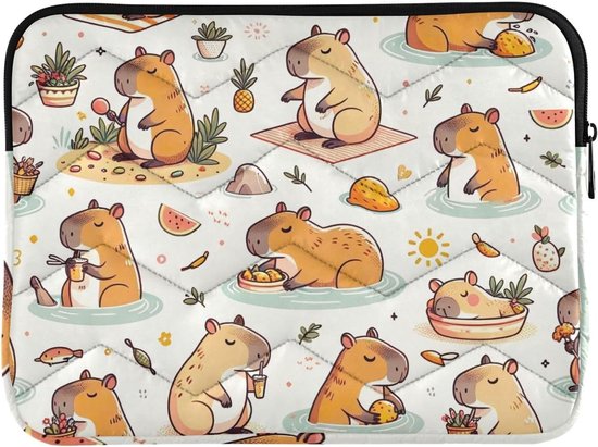 Housse d'ordinateur portable avec des capybaras mignons se relaxant près de l'eau, sur fond blanc matelassé.