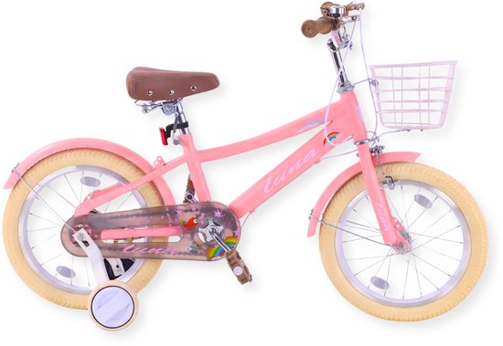 Roze kinderfiets 'Luna' met bruin zadel, mandje, witte banden, zijwieltjes en decoratie op de kettingkast.