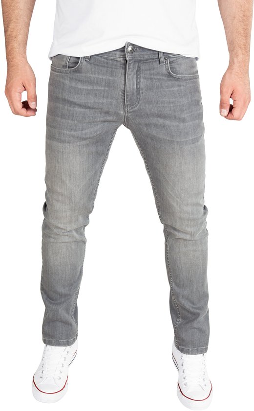 Man vooraanzicht met grijze slim fit jeans, vijf zakken, witte sneakers.