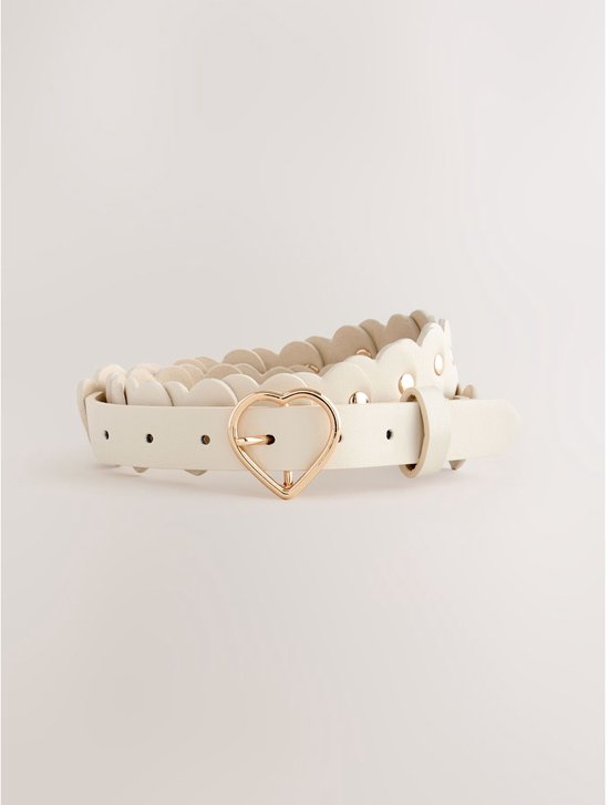 Crèmekleurige riem met hartvormige gesp en decoratieve hartjesrand.