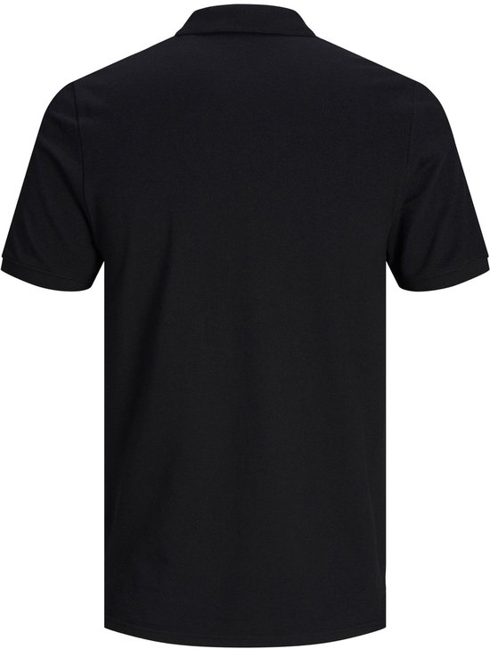 Zwarte poloshirt met korte mouwen, gedragen door een man. Achteraanzicht.