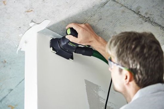 Persoon gebruikt de Festool RTS 400 REQ voor schuurwerk aan een plafond.