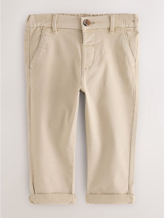 Een beige kinderchino met omgeslagen pijpen.