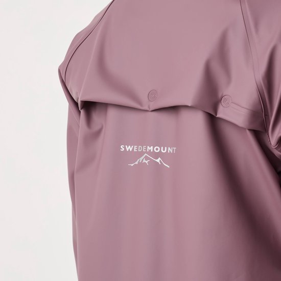 Close-up van de achterkant van een lichtroze regenjas met logo.