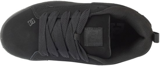 Zwarte DC Shoes sneakers, bovenkant met veters en DC logo op de neus.