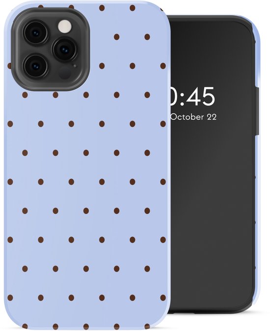 Coque de téléphone bleu clair à pois marron, à côté d'un iPhone.