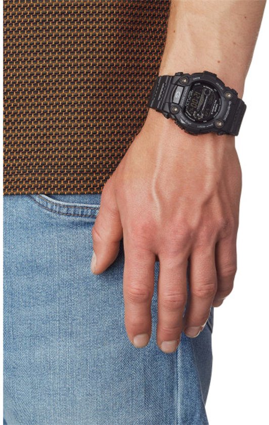 Zwarte G-Shock horlogedisplay met digitale tijdsaanduiding om de pols van een man.